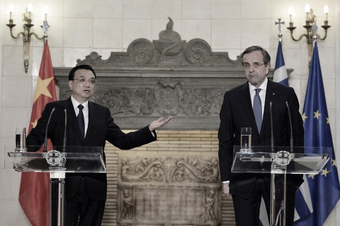 Le Premier ministre chinois, Li Keqiang (à gauche) et l’ancien Premier ministre grec, Antonis Samaras prennent part à une conférence de presse jointe au Maximos Mansion à Athènes, après une réunion, le 19 juin 2014. (Louisa GouliamakiAFP/Getty Images)