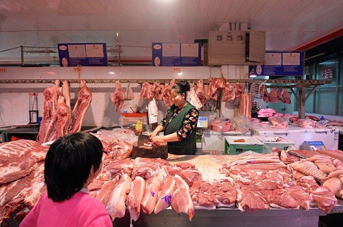 Cette photo prise le 15 février 2015 montre un étal de boucher dans un marché de Pékin. (STR/AFP/Getty Images) 