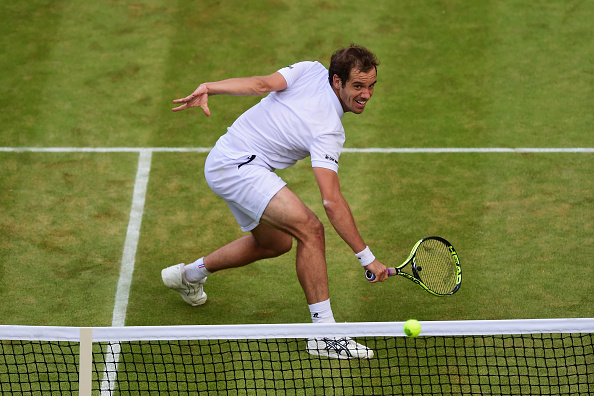 Richard Gasquet à la volée lors du quart de finale du Wimbledon contre le Suisse Stanislas Wawrinka. Le Français a remporté le match en 5 sets et accède ainsi aux demi-finales contre le N°1 mondial Novak Djokovic. (Shaun Botterill / Getty Images)