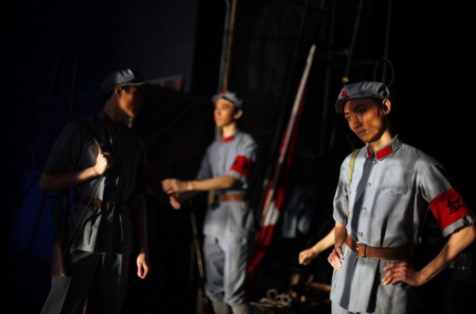 Le 16 décembre 2009, à Pékin : les danseurs du Ballet national de Chine attendent leur tour en coulisses pour jouer le Détachement féminin rouge, une chorégraphie datant de l'époque maoïste. (AP Photo/Elizabeth Dalziel)