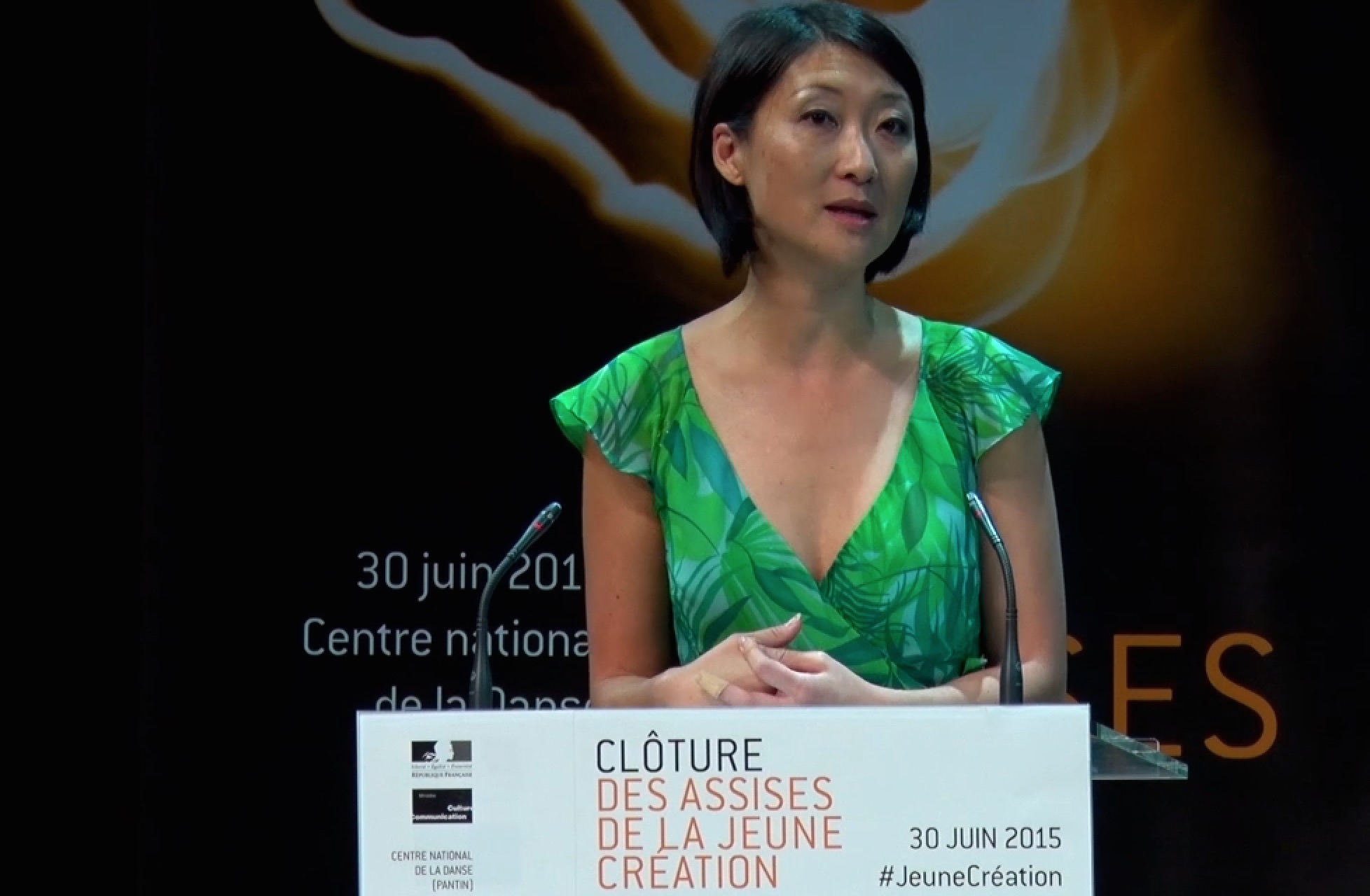 Fleur Pellerin, Ministre de la Culture et de la Communication, lors du discours de clôture des Assises de la Jeune Création le 30 juin  au Centre National de la Danse à Pantin (Capture d'écran Dailymotion)