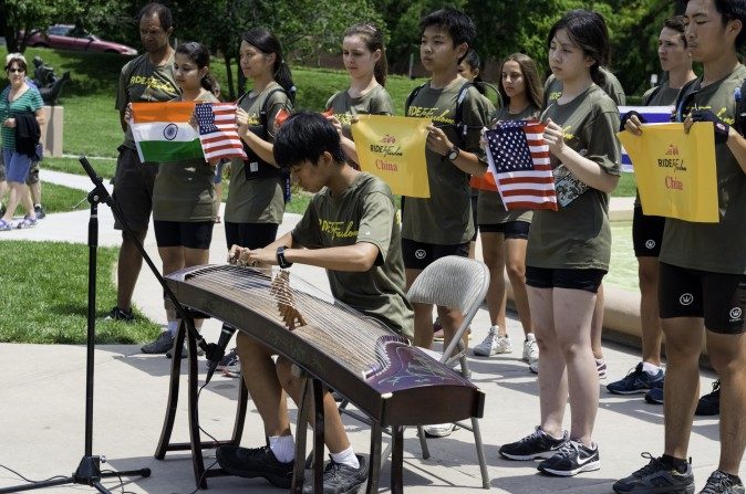 Borong Tsai joue du guzheng, un instrument traditionnel, au rassemblement de Country Club Plaza, Kansas City, Missouri, le 27 Juin, 2015. (Cat Rooney/Epoch Times)