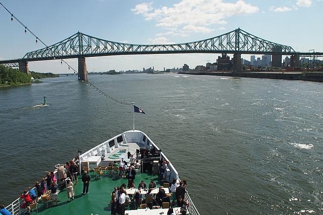 Le bateau s'apprête à passer sous le pont Jacques-Cartier et se rapproche du Vieux-Port ainsi que du centre-ville de Montréal. (Nathalie Dieul) 