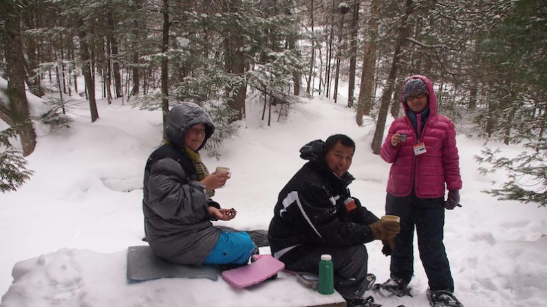  Un thermos de chocolat chaud est toujours apprécié lors d’une sortie hivernale. (Nathalie Dieul/Epoch Times) 