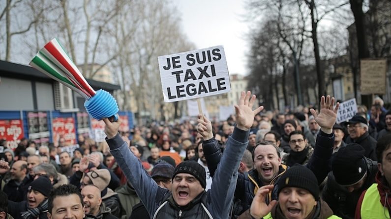 Des chauffeurs de taxi italiens manifestent, le 17 février 2015, à Turin, contre le service offert par l’appli Uber qu’ils considèrent comme une compétition déloyale. (Marco Bertorello/AFP/Getty Images) 