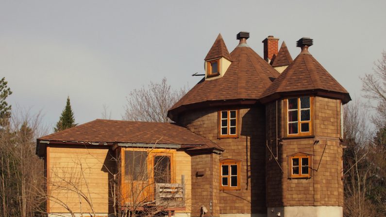 La maison principale est toute ronde. Une tour octogonale ajoute une salle de bain au rez-de-chaussée et une petite chambre d’enfant à l’étage, alors qu’une autre partie rectangulaire a été annexée par la suite, contenant une salle de séjour collée à la cuisine ainsi qu’une chambre d’amis au sous-sol. (Nathalie Dieul/Epoch Times)