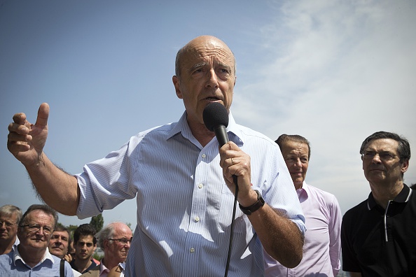 Alain Juppé, Maire de Bordeaux et principal candidat à droite en 2017 en train de faire un discours lors d'une réunion politique organisée le 4 juillet 2015 à Suresnes (JOEL SAGET/AFP/Getty Images)