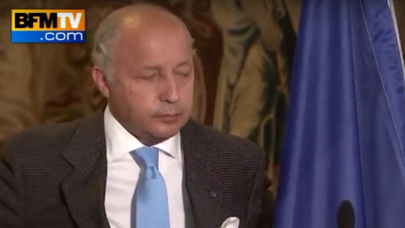 Laurent Fabius a été victime d'un court malaise lors d'un discours à Prague le dimanche 23 août (Capture d'écran YouTube)