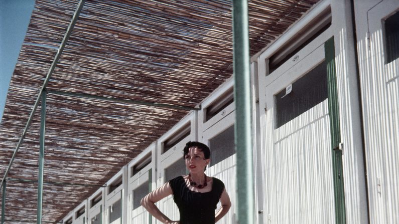 Florette à la plage du Carlton. Cannes, juillet 1956. ( Photographie J. H. Lartigue © Ministère de la Culture - France / AAJHL)