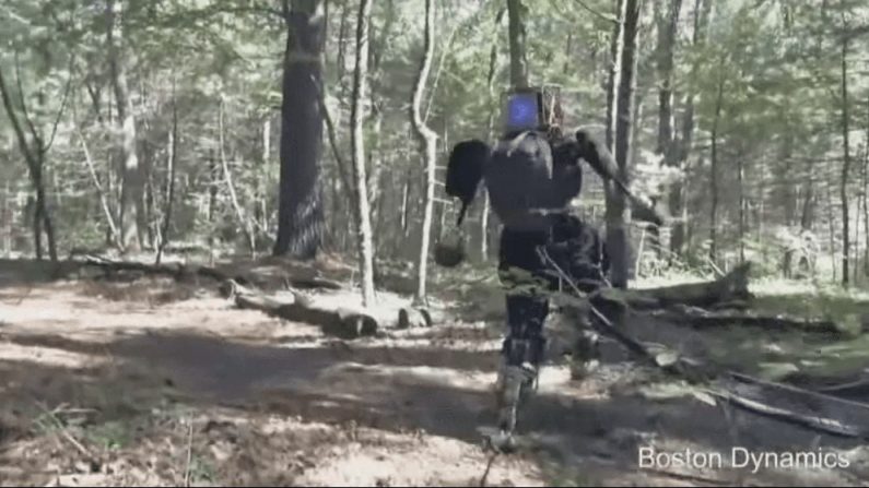 Malgré sa démarche effrayante, Atlas est pacifique. Promis. (Capture d'écran de Boston Dynamics)