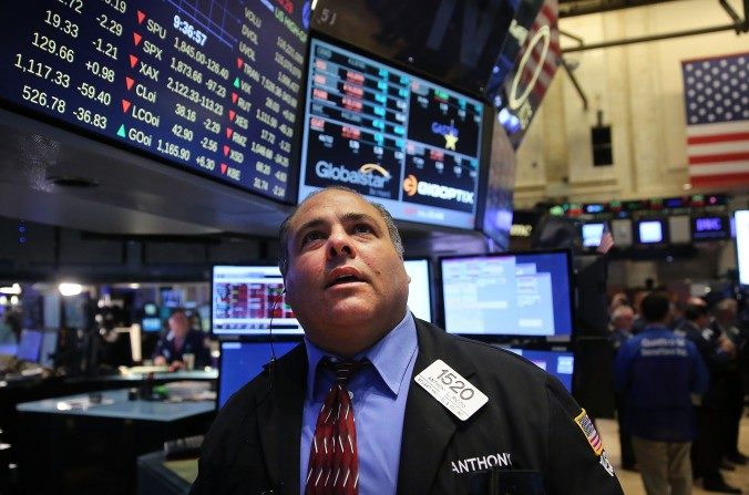 Un trader sur la place du marché de New York, ce 24 août.(Spencer Platt/Getty Images)