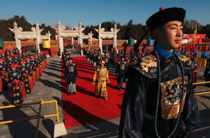 Un jeune Mandchou en costume participe à la fête annuelle donnée au Temple de l'est à Pékin, le 22 janvier 2012. Pour l'occasion une cérémonie traditionnelle de l'ancienne dynastie Qing a été reconstituée. Lors de ces cérémonies, les empereurs priaient pour obtenir la faveur des dieux. (Ed Jones/AFP/Getty Images)

