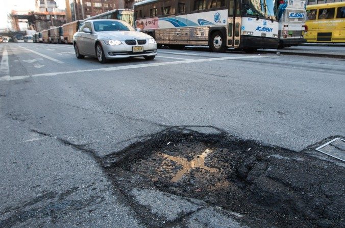 Un nid de poule entre  la 29ème rue et la 9ème avenue à Manhattan, New York, le 26 février 2014. L’hiver passé, les nids de poule se formaient fréquemment dans la ville à cause des températures glaciales. Environ 74 %  des routes sont dans un état médiocre aux USA. (Petr Svab / Epoch Times)