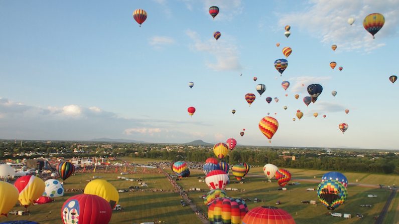 Qui n’a jamais rêvé de voler? Dans la nacelle d’une montgolfière, le temps semble s’arrêter… (Nathalie Dieul/Epoch Times)