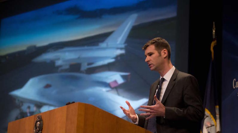 L’auteur P.W. Singer s’adresse au U.S. Navy Current Strategy Forum, discutant des leçons qui peuvent être tirées de son roman Ghost Fleet. (ghostfleetbook.com)