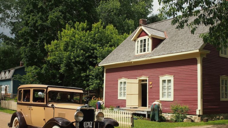 Les voitures anciennes vous ont toujours fasciné ? Faites le tour du village à bord de l’une d’entre elles. (Nathalie Dieul/Epoch Times)