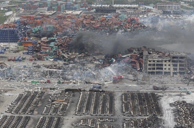 Les secours interviennent toujours sur le site de l'explosion, à Tianjin. (STR/AFP/Getty Images)