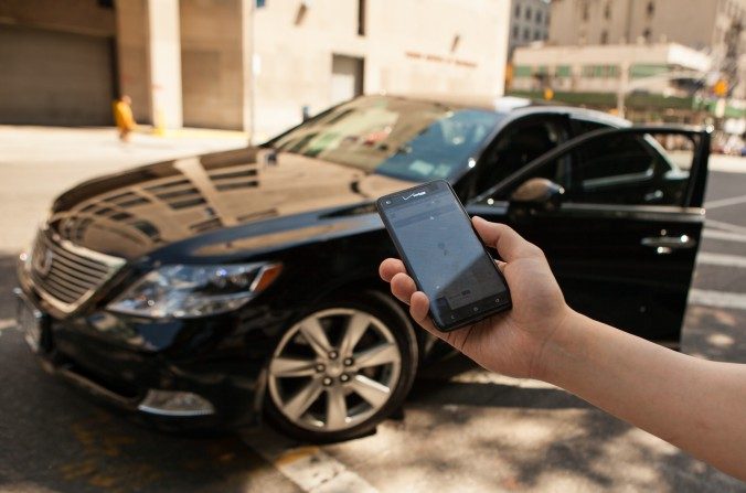 A Manhattan, un usager s'apprête à rentrer dans une Lexus noire, au service d'Uber. (Benjamin Chasteen/Epoch Times)