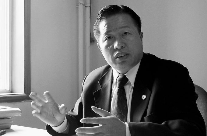 Gao Zhisheng lors d'une entrevue à son bureau à Beijing, le 2 novembre 2005. À partir de 2006, Gao a été retenu captif par les autorités la plus grande partie du temps, en passant les 5 dernières années dans une prison dans l'ouest de la Chine. (VERNA YU / AFP / Getty Images)