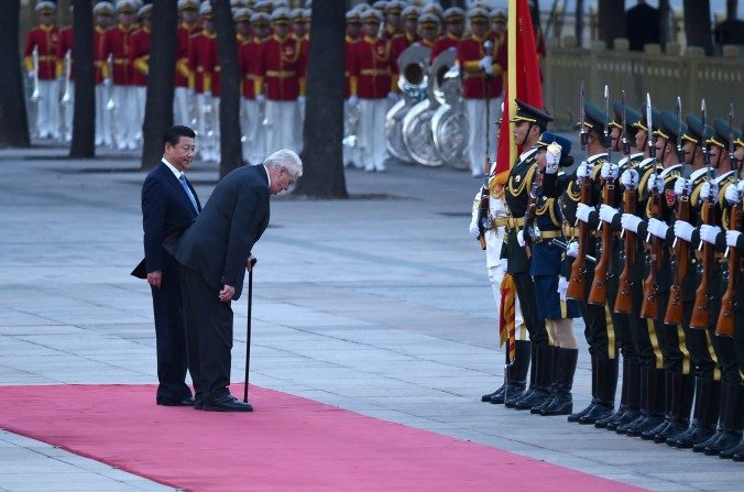 Le président tchèque, Milos Zeman et le leader du régime chinois Xi Jinping en face de gardes d'honneur chinois lors de la cérémonie d'accueil à l'extérieur du Grand Palais du Peuple à Pékin le 27 octobre 2014. (Wang Zhao / AFP / Getty Images )