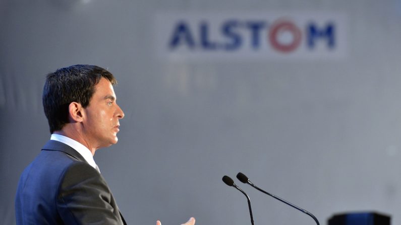 Le Premier ministre français Manuel Valls (C) prononce un discours lors de sa visite aux deux usines d'Alstom à Montoir-de-Bretagne près de Saint-Nazaire, le 2 décembre 2014. Condamnée en décembre par la justice américaine pour corruption internationale, Alstom va devoir verser 772 millions de dollars d’amendes. (GEORGES GOBET/AFP/Getty Images)