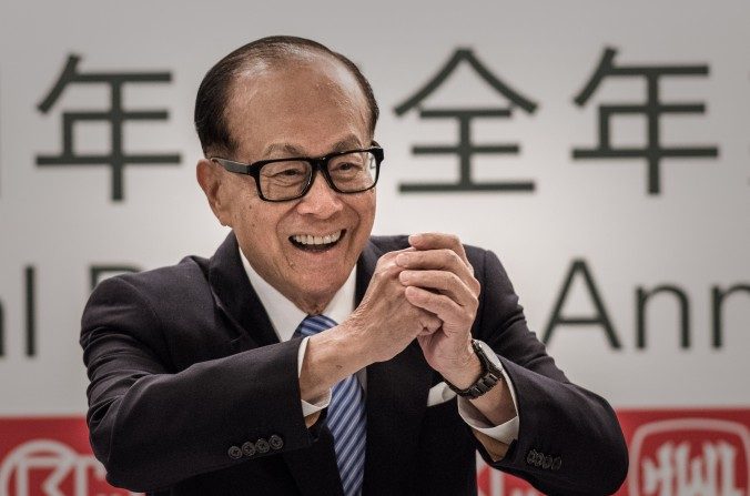 Li Ka-Shing, magnat hongkongais présente ses vœux de la nouvelle lune aux médias lors d’une conférence de presse à Hong Kong, le 26 février 2015. (Philippe Lopez/AFP/Getty Images)