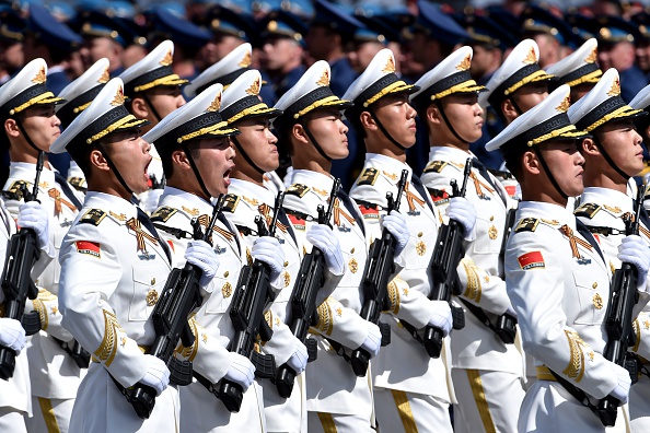 Des troupes chinoises se préparent à une parade militaire prévue le 3 septembre. La Chine a accru sa publicité pour sa prochaine parade militaire commémorant la Seconde Guerre Mondiale, qui mettra en vedette 12 000 soldats et 500 pièces d’équipement militaire. Mais les autorités ne révèlent toujours pas quelles autres nations assisteront au spectacle. (KIRILL KUDRYAVTSEV / AFP / Getty Images)