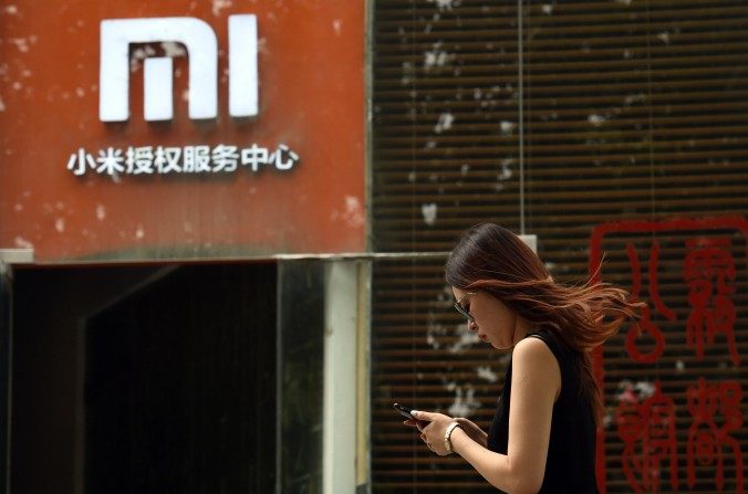 Une femme devant un centre de services Xiaomi à Pékin, le 5 août 2015 (Greg Baker/AFP/Getty Images)