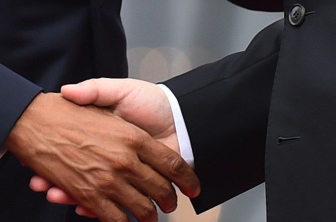 Le président américain Barack Obama serre la main du dirigeant du Parti communiste chinois Xi Jinping à la Maison Blanche le 25 septembre 2015 (JIM WATSON / AFP / Getty Images)