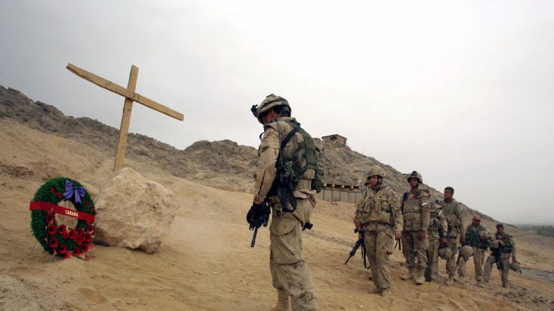 Des soldats canadiens et d’autres pays participent à une cérémonie du jour du Souvenir en Afghanistan en novembre 2006. (John D. McHugh/AFP/Getty Images)