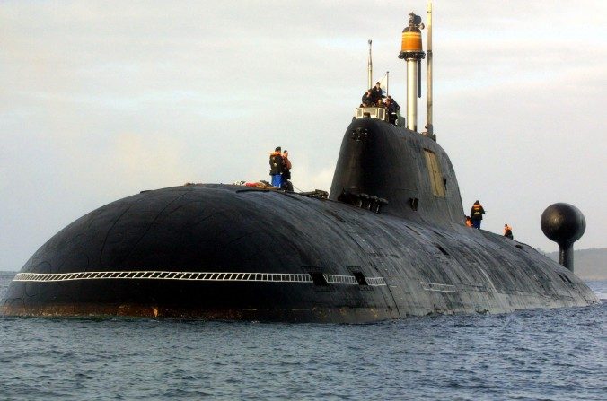 Photo d’archive du port de Brest, dans l’ouest de la France, le 21 septembre 2004. On peut y voir le sous-marin russe Vepr de classe Project 971 Chtchouka B. (FRED TANNEAU/AFP/Getty Images)