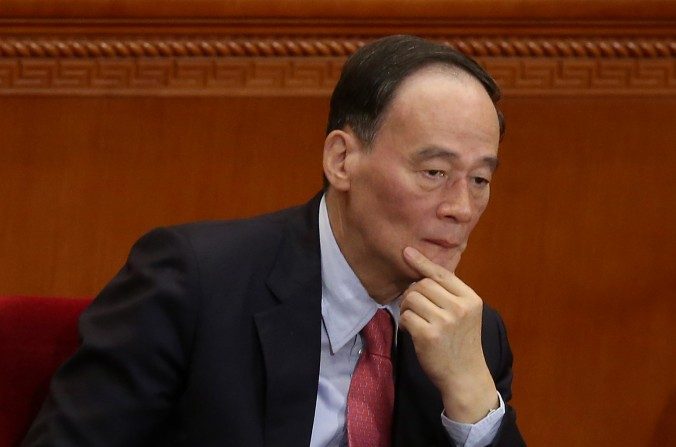 Wang Qishan, membre du comité permanent du Bureau Politique chinois assiste à la session d’ouverture du Congrès National du Peuple (NPC) dans la Grande Salle du Peuple, le 5 mars 2014 à Pékin en Chine. Récemment Qishan, Wang a laissé entendre que, dans la campagne anti-corruption, des cibles plus importantes étaient à venir. (Feng Li/Getty Images)