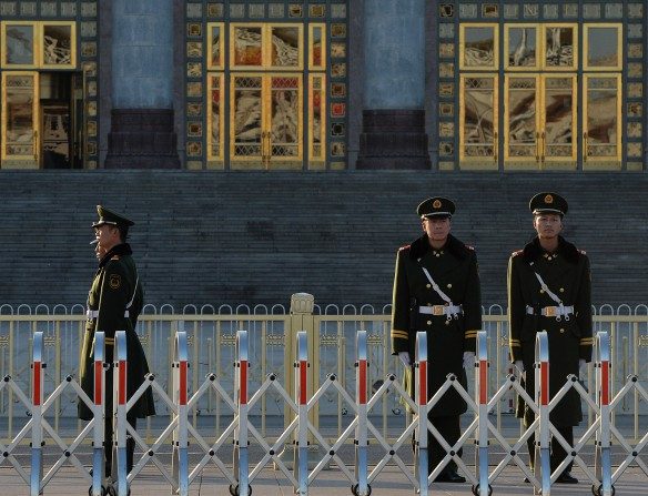 La police paramilitaire chinoise patrouille devant le Grand Hall du Peuple en novembre 2013. (Mark RalstonAFP / Getty Images)