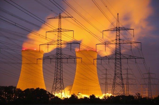 Effluves de vapeur sortant de la Centrale nucléaire de Grafenrheinfeld, en Allemagne, le 11 juin 2015. (Sean Gallup / Getty Images)