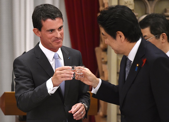 Le Premier ministre français Manuel Valls fait un « toast » avec un verre de saké avec le Premier ministre japonais Shinzo Abe au cours de leur dîner à la résidence officielle du Premier ministre à Tokyo le 5 Octobre 2015. (TOSHIFUMI KITAMURA / AFP / Getty Images)