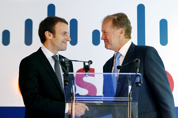 Le ministre de l'Économie, de l'Industrie et des Affaires numériques Emmanuel Macron et le président exécutif et ancien directeur général de Cisco, John Chambers, lors d'une visite au nouveau centre de recherche de Paris le 8 octobre 2015 à Issy-les-Moulineaux. (PATRICK KOVARIK / AFP / Getty Images)