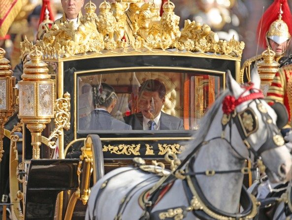 Le dirigeant du Parti communiste Chinois Xi Jinping et la Reine Élisabeth II remontent l'avenue Le Mall dans le Carrosse d’État du Jubilé de Diamant, après une cérémonie d’accueil lors de sa première visite au Royaume-Uni, à Londres, le 20 octobre 2015. (Yui Mok/WPA Pool/Getty Images)