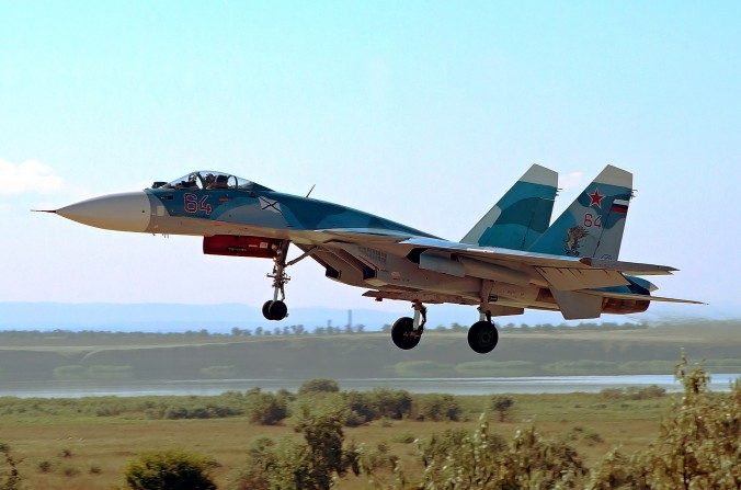 Cette photo, prise en 2010 à la base aérienne de Novofyodorovka à l'est de la Crimée, montre le chasseur Su-33 de la marine russe. (Igor Bubin / GFDL 1.2)