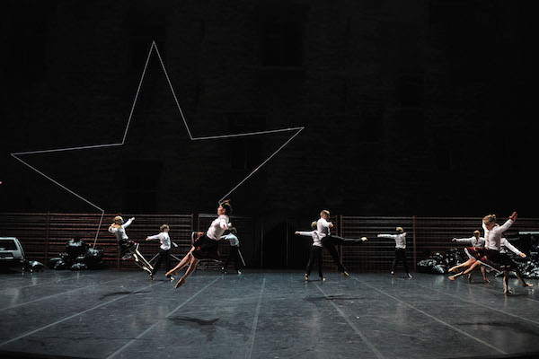 Les danseurs et les danseuses ont une présence forte et dégagent une rare beauté. (Jean-Claude Carbonne)