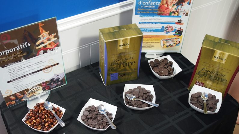 Différentes sortes de chocolat sont offertes pour dégustation lors de l’activité de consolidation d’équipe (team building) de Trucs et Truffes (Nathalie Dieul/Epoch Times)