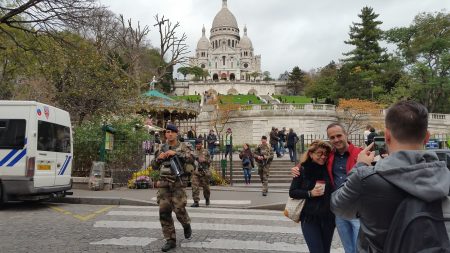 Attentats de Paris : la tension est palpable, mais « il faut continuer à vivre »