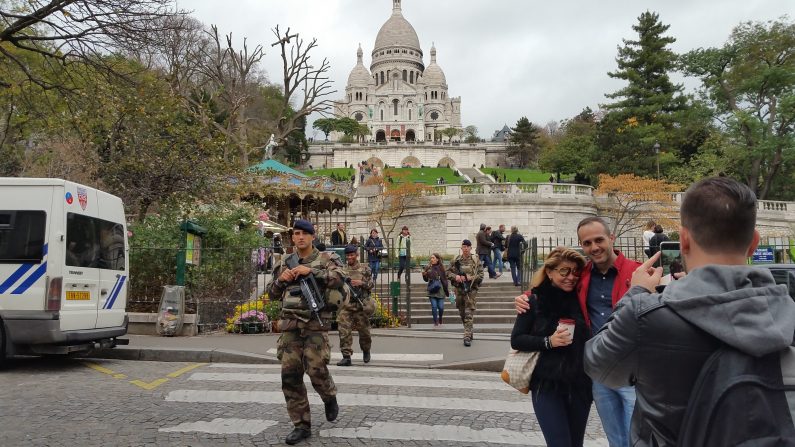 Au pied du funiculaire de Montmartre, les patrouilles de CRS et de militaires se croisent souvent. (David Vives/Epoch Times)