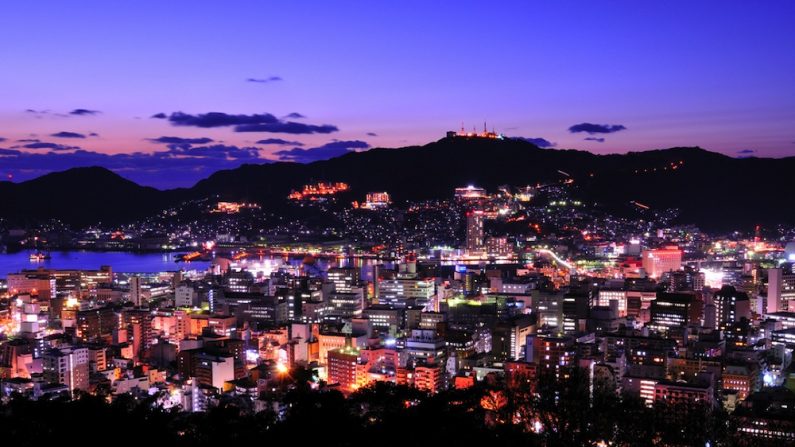 Nagasaki. Cette ville a parcouru un long chemin depuis le bombardement atomique qui la visa, en 1945. Elle est maintenant une des principales villes portuaires, et l'industrie navale y est florissante. 