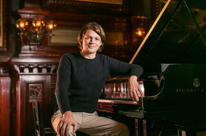 Le pianiste David Fray dans la Chambre des officiers du Park Avenue Armory à New York le 7 octobre 2015. (Benjamin Chasteen / Epoch Times)