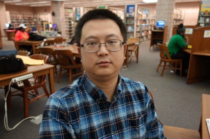 Erwin Xiao, dans une bibliothèque publique. ( à la courtoisie de M.Xiao )