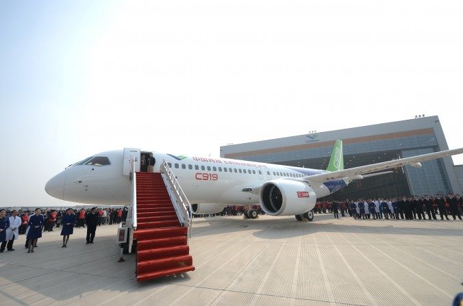 Le 2 novembre 2015, le premier grand avion de ligne chinois auto-développé C919 a été présenté. Il sort des lignes de production de Shanghai Aircraft Manufacturing Co., Ltd à Shanghai. (ChinaFotoPress/Getty Images)