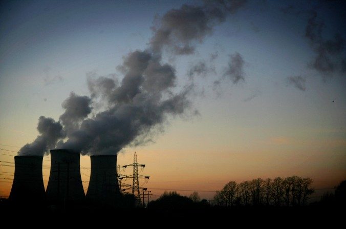 Un coucher de soleil derrière les cheminées de la centrale à charbon et à gaz de Didcot, qui alimente le réseau national. Photo prise le 7 décembre 2008 dans l'Oxfordshire en Angleterre. (Matt Cardy/Getty Images)