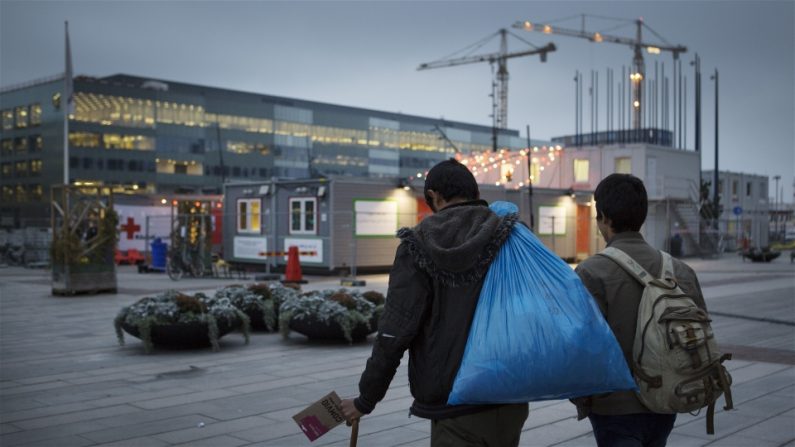 Des mineurs non accompagnés venant de l’Afghanistan arrivent en Suède et se dirigent vers le bureau de l’immigration. En octobre 2015, environ 2000 personnes par jour ont demandé l’asile en Suède. (Credit : Johan Bävman/UNHCR)