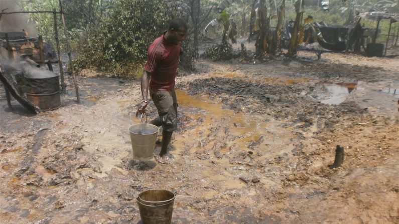 Raffinage local du pétrole brut dans le delta du Niger (EAR/IRIN)