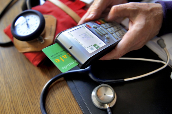 Les médecins libéraux ont manifesté le 13 novembre contre la généralisation du tiers-payant. (PHILIPPE HUGUEN/AFP/Getty Images)